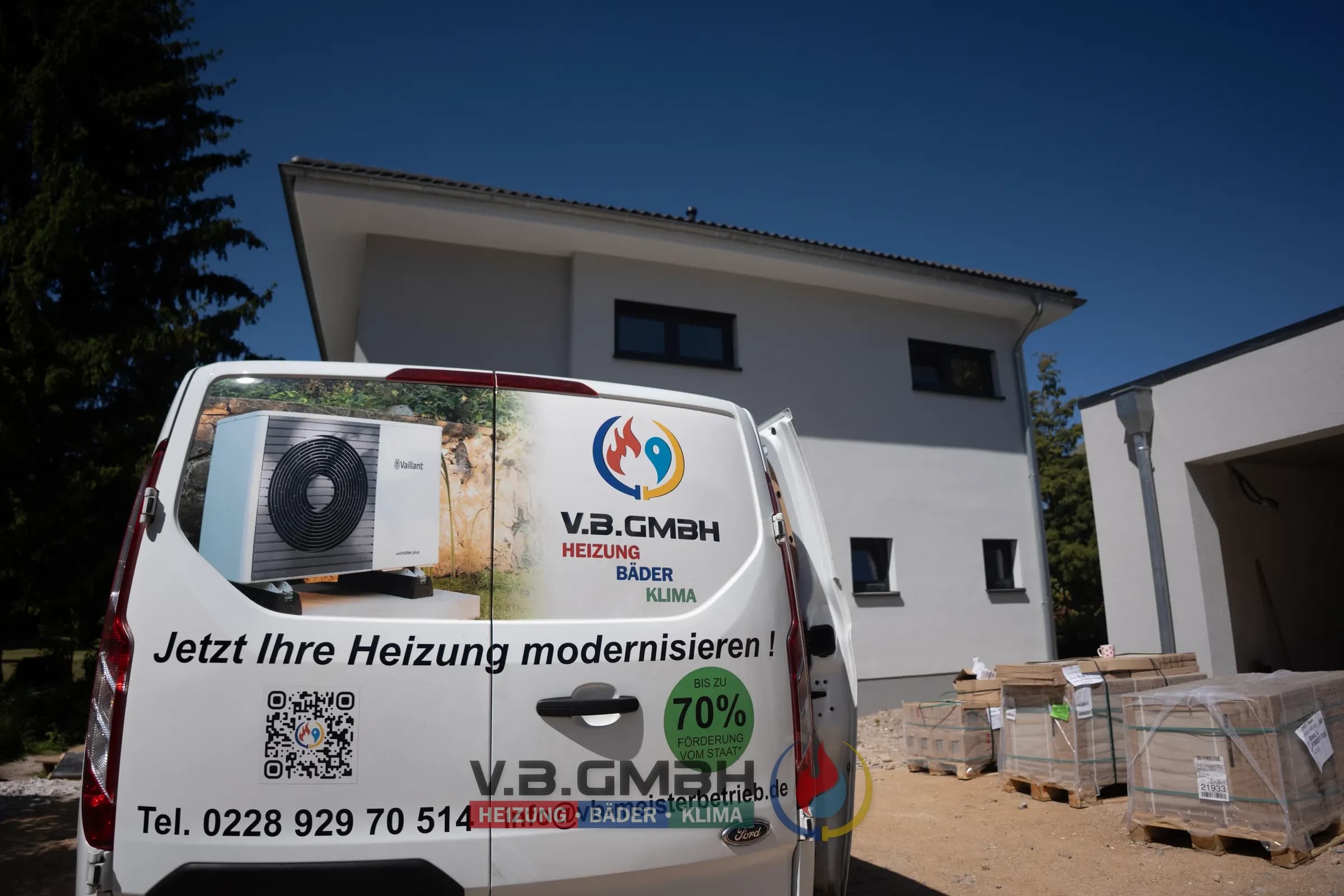 Firmenfahrzeug von V.B. Heizung Bäder Klima GmbH an einem Neubau, Wärmepumpen-Partner von LB-Solartec