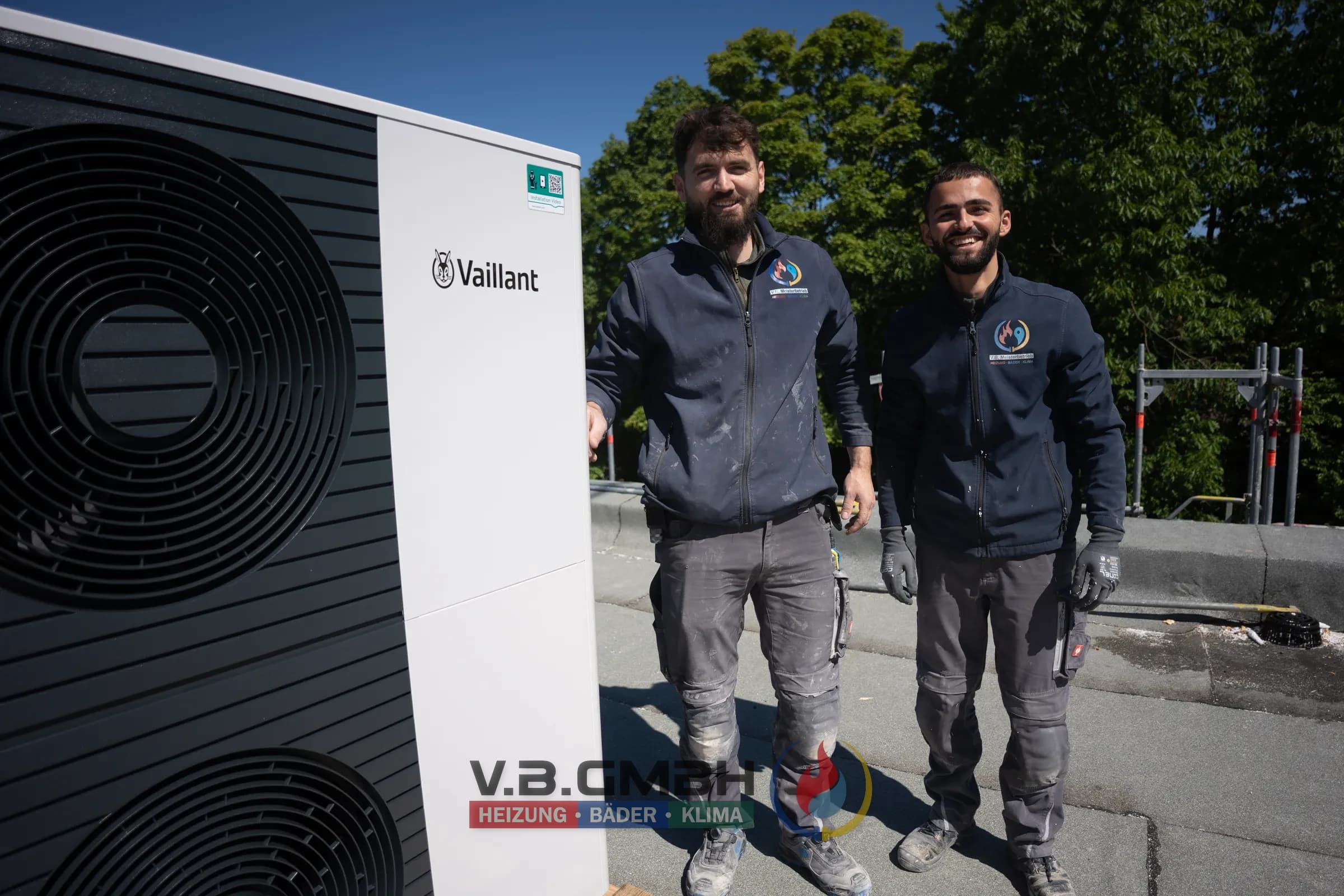 Monteure von V.B. Heizung Bäder Klima GmbH bei der Installation einer Vaillant-Wärmepumpe