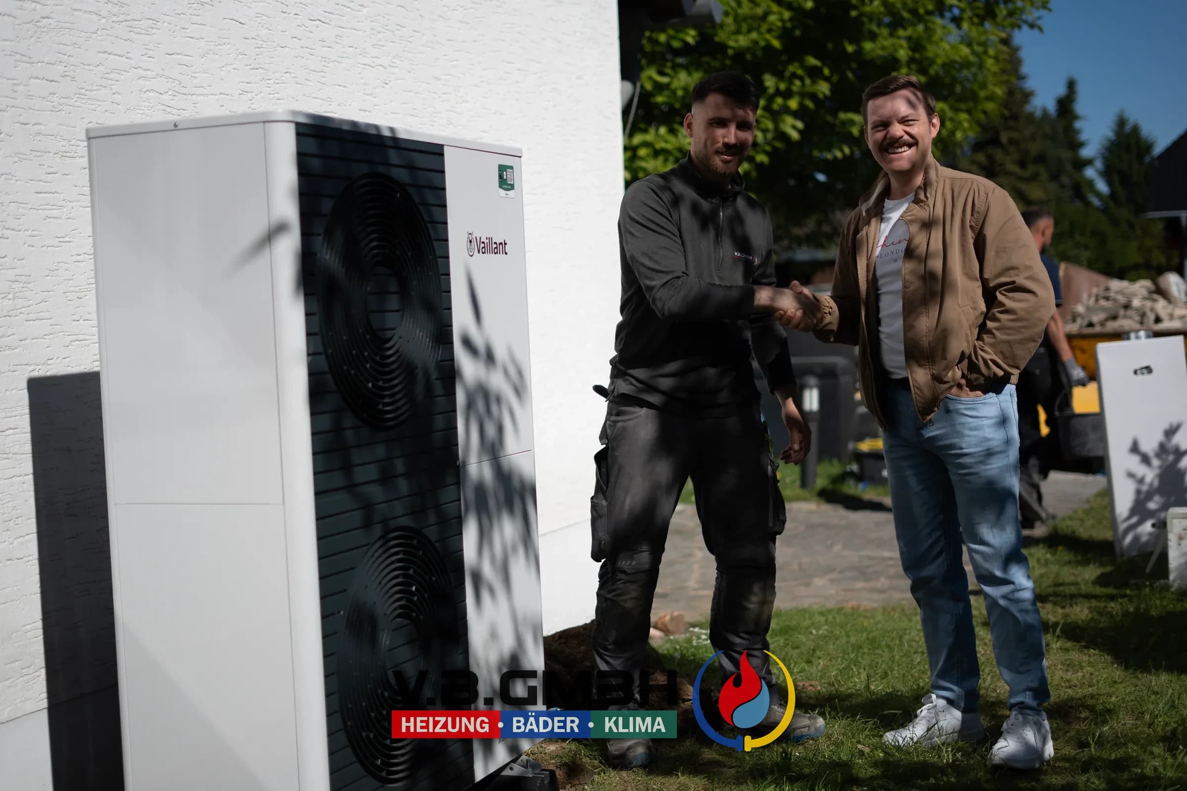 Handschlag bei der Abnahme einer Wärmepumpen-Installation durch die Partnerbetriebe V.B. Heizung Bäder Klima GmbH und LB-Solartec