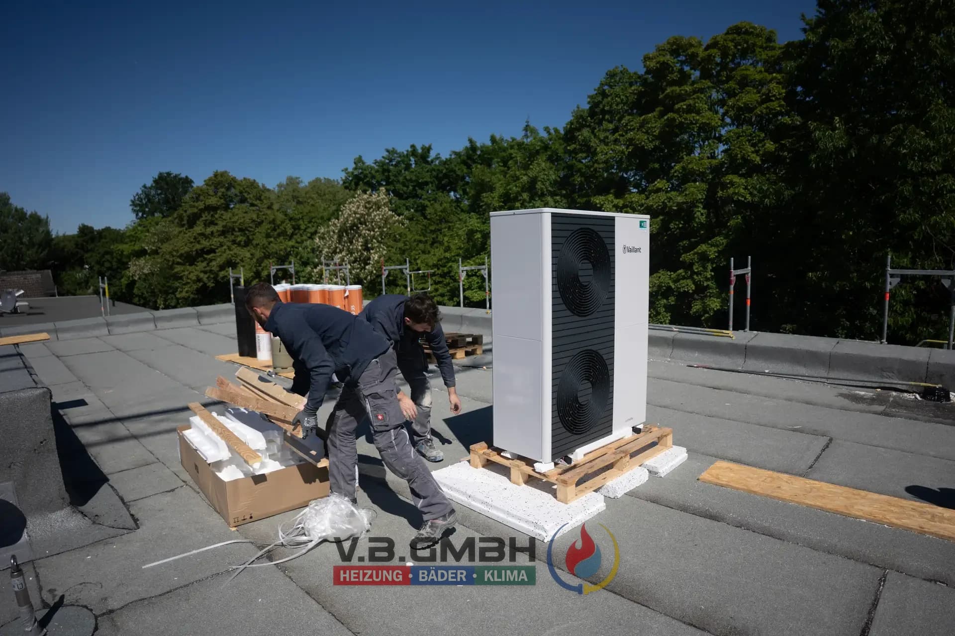 Monteure von V.B. Heizung Bäder Klima GmbH bei der Installation einer Luft-Wasser-Wärmepumpe