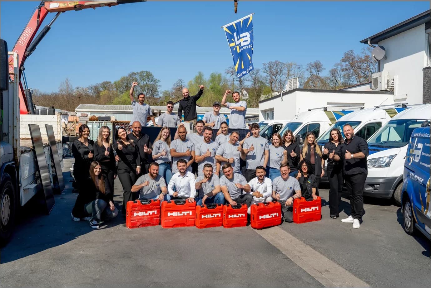 Das Team von LB-Solartec aus Siegburg vor dem Fuhrpark, Photovoltaik-Meisterbetrieb für Bonn, Köln und den Rhein-Sieg-Kreis