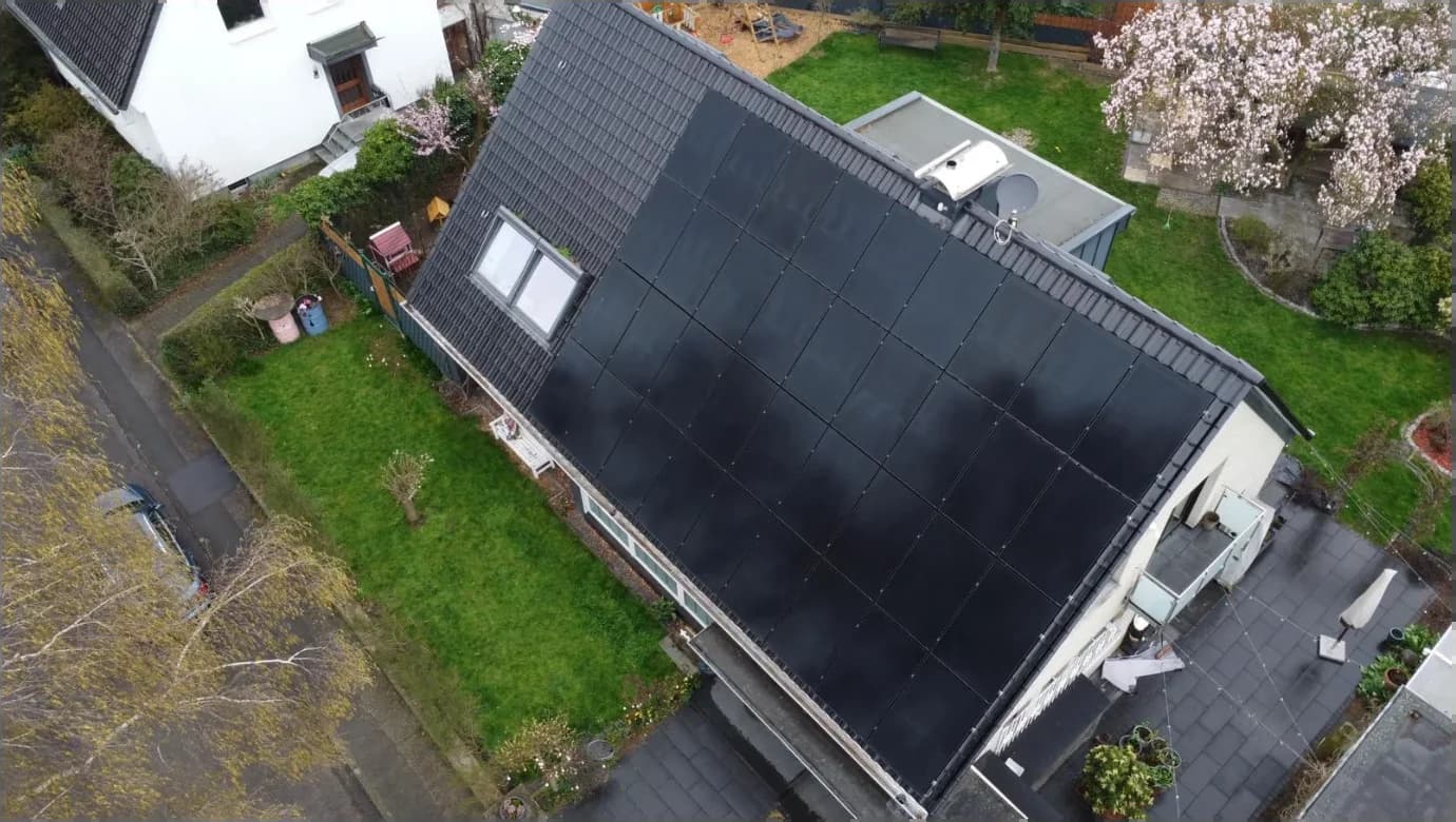 Drohnenaufnahme einer Photovoltaik-Anlage mit vollflächig schwarzen Modulen auf einem Einfamilienhaus, installiert von LB-Solartec