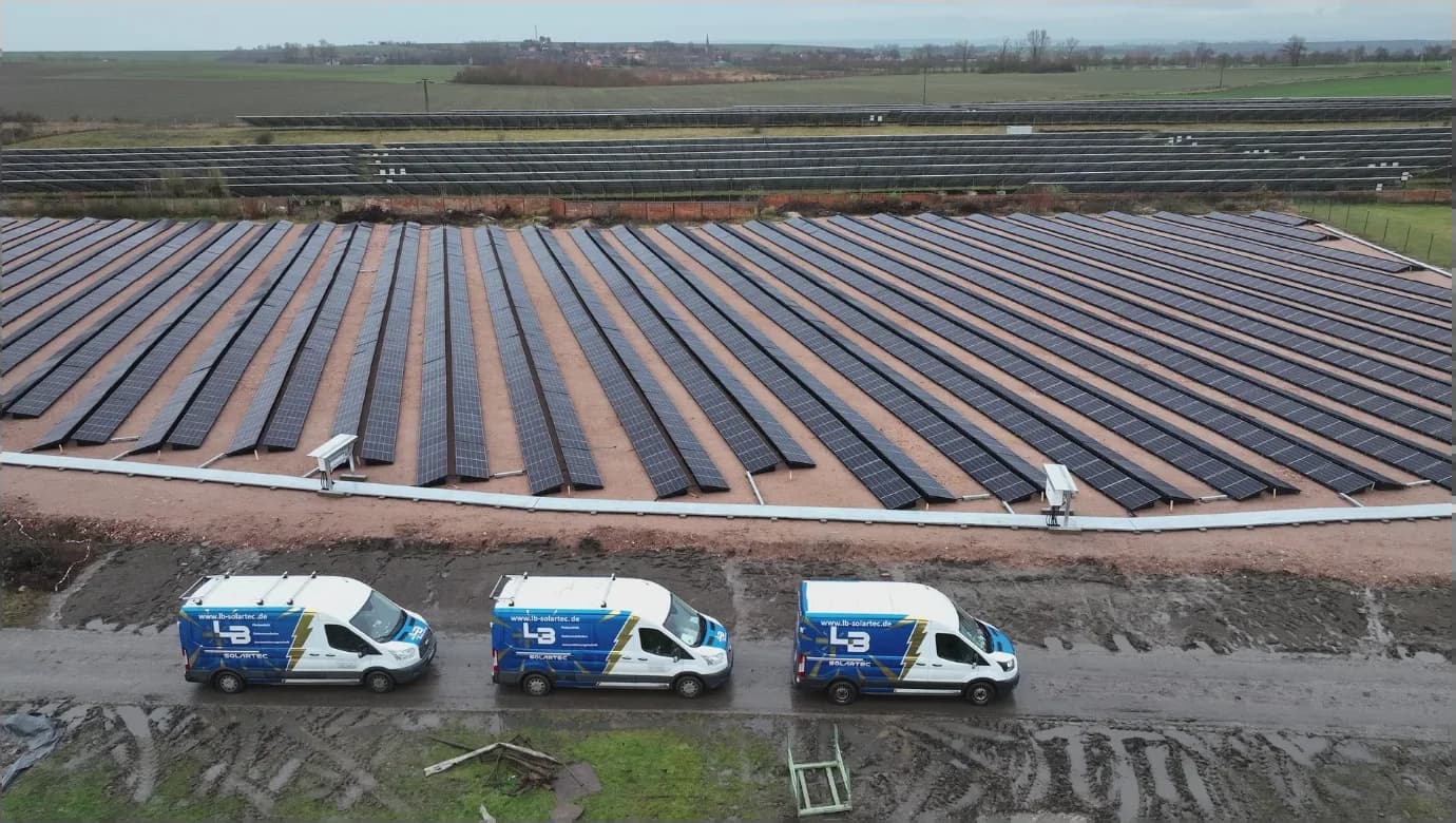 Freiflächen-Photovoltaikanlage (Solarpark) mit dem Fuhrpark von LB-Solartec