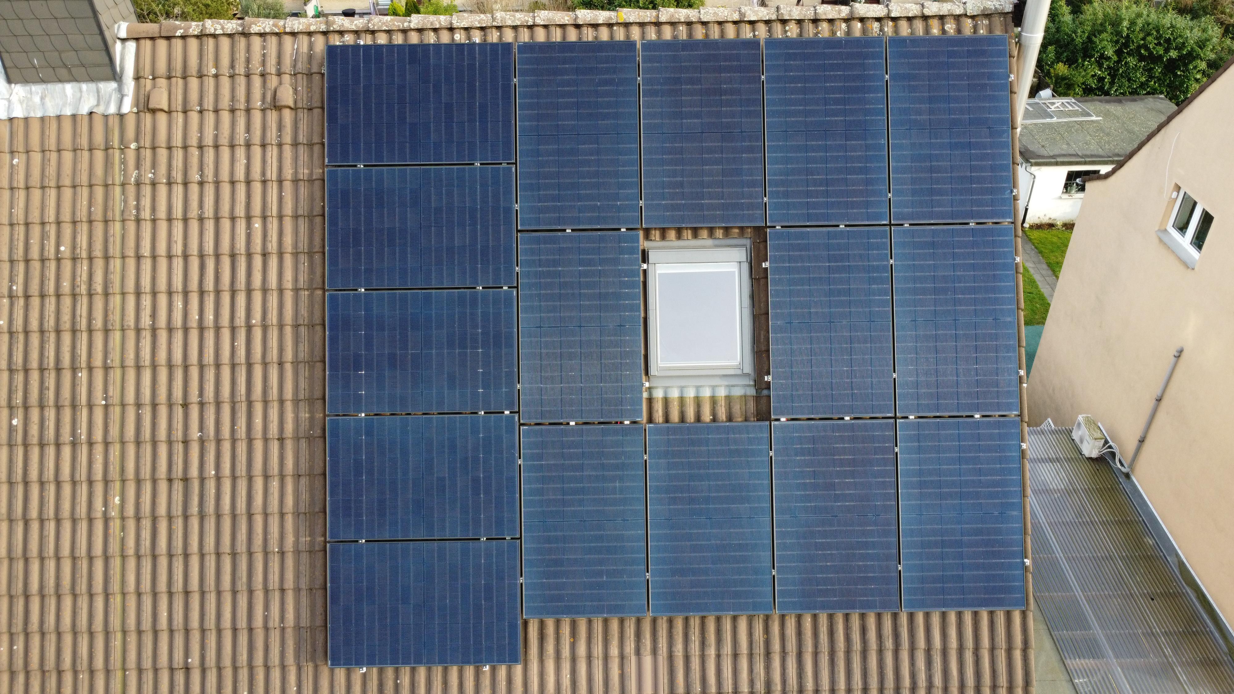 Photovoltaikanlage vs. Solarthermie — Welches System gewinnt 2026?