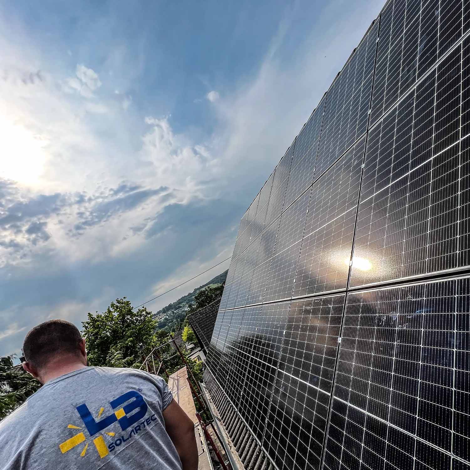 Mehrfamilienhaus mit 24 kWp · zentraler Speicher